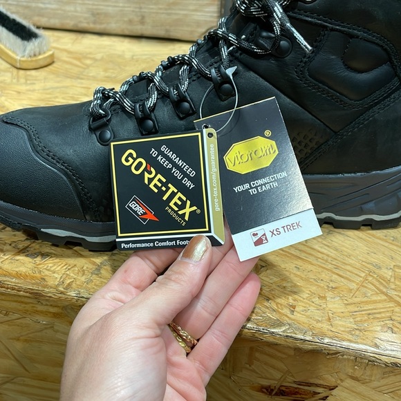 Brand new in box Vasque St. Elias Gore-Tex waterproof boot with Vibram sole. - Picture 7 of 7